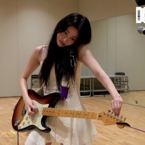 yunjin lq Yunjin Weverse Concert, Yunjin Concert Pic, Huh Yunjin Guitar, Yunjin Electric Guitar, Yunjin Lakers, Yunjin Smile, Yunjin Icons Lq, Yunjin Lq Icons, Yunjin Lq