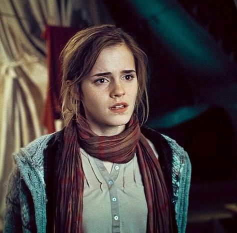 Hermione Aesthetic, Hermione Granger Outfits, Kev Adams, Dumbledore's Army, Deathly Hallows Part 1, Emma Watson Harry Potter, Harry Hermione, Emma Watson Belle, Deathly Hallows Part 2