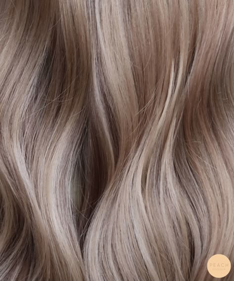 Beige blond balayage med lowlights och highlights Blonde Highlights With Lowlights, Natural Balayage, Beige Blonde Hair, Beige Blond, Dark Blonde Hair Color, Beige Hair, Blond Balayage, Beautiful Hair Accessories, Beige Blonde