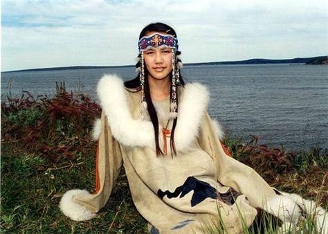 chukchi-woman-lake Inuit Clothing, Shaman Woman, Native American Culture, Folk Costume, People Of The World, World Cultures, Warm Outfits, Real Women, First World