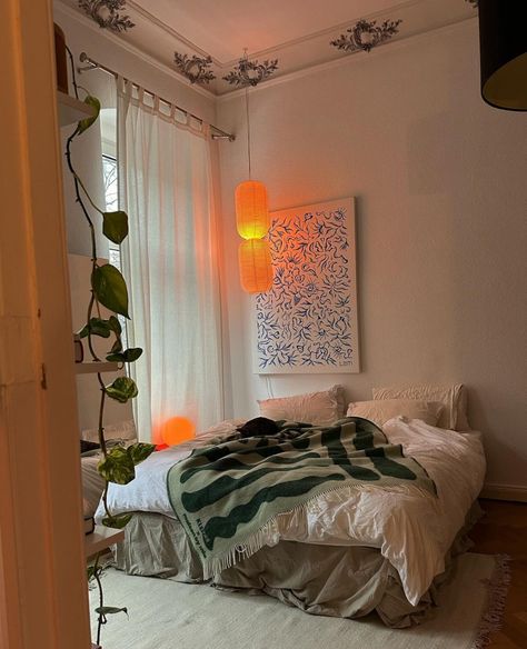 Cozy Bed By Window, Plant Room Aesthetic Bedroom Cozy, Brazilian Bedroom Aesthetic, Soothing Bedroom Decor, Natural Light Bedroom Aesthetic, Cosy Minimal Bedroom, Bedroom Inspirations Carpet Floor, Elevated Bedroom Ideas, Bedroom Ideas High Ceiling