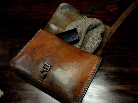 Leather Messenger Bag Pattern, Leather Briefcase Men Business, Swiss Army Bag, Army Bag, Vintage Leather Messenger Bag, Messenger Bag Patterns, Leather Pouches, Leather Briefcase Men, Vintage Leather Bag