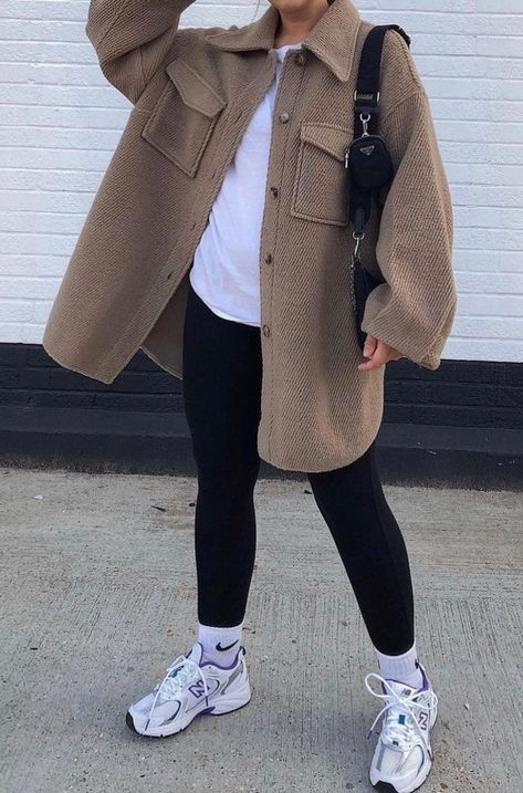 Shaket Jacket Outfit, Shacket Outfit Women, Shacket Outfit, Look Legging, Winter Fashion Outfits Casual, Up Girl, Mode Inspiration, Lookbook Outfits, Winter Fashion Outfits