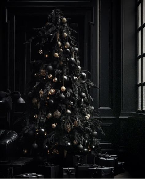 Goth Xmas Tree, Dark Acedamia Christmas, Skull Christmas Tree, Creepy Christmas Aesthetic, Matte Black Christmas Decor, Black Christmas Decor Ideas, Monochrome Christmas Tree, Edgy Christmas, Dark Christmas Tree