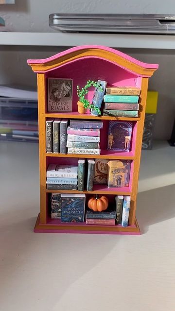 Mini Book Shelf Diy, Mini Book Shelf Ideas, Mini Bookshelf Ideas, Bookish Decor Diy, Mini Bookshelf Diy, Diy Mini Bookshelf, Clay Bookshelf, Book Nook Ideas, Fantasy Bookshelf