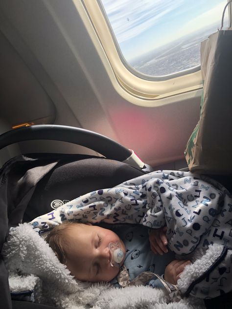 Baby On Airplane, Baby Airplane, Baby On Plane, Kids Goals, Airplane Baby, Baby Tumblr, Newborn Baby Photos, Foto Baby, Future Mom