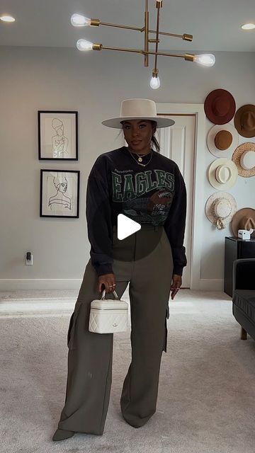 ALICIA B on Instagram: "gameday but make it chic! Outfit linked on my LTK [link in bio] Sweatshirt @abercrombie Pants @dissh Boots @calvinklein Bag @katespadeny Jewelry & Fedora @livinfearlesscollection . . #livinfearless #wearingvsstyling #midsizestyle" Leather Jacket And Fedora Outfit, Hoodie And Fedora Outfit, Women’s Fedora Outfit, Chic Wool Fedora, Abercrombie Pants, Gameday Sweatshirt, Fedora Outfit, Elevated Casual, Midsize Style