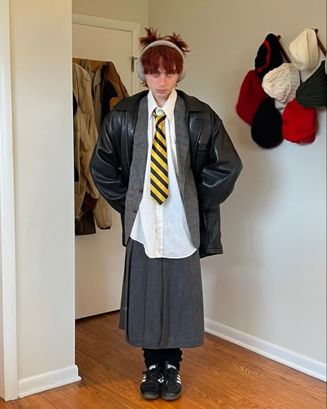 Masculine Outfits With Skirts, Pleated Skirt Outfit Grunge, Men In Skirts Fashion Aesthetic, Masculine Skirt Outfit, Masc Skirt Outfit, Fem Outfits For Men, Trans Men Fashion, Misunderstood Outfit, Genderless Aesthetic