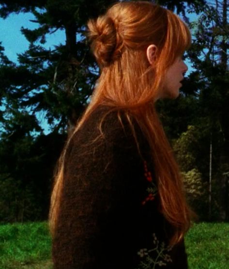 Sally Owens Hair Practical Magic, 90s Witch Hairstyles, Gilly Owens Practical Magic, 90s Whimsigoth Hair, Gilly Owens Aesthetic, Gillian Practical Magic Hair, Gillian Owens Practical Magic Outfits, Gillian Owens Style, Whimsigothic Hairstyles