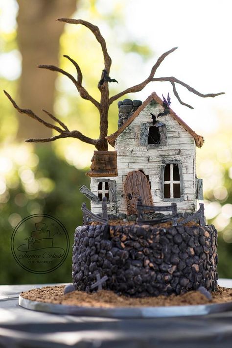 Spooky Cakes, Lolly Bar, Haunted Gingerbread House, Haunted House Cake, Halloween Gingerbread House, Halloween Gingerbread, Halloween Torte, Spooky Cake, Halloween Haunted House