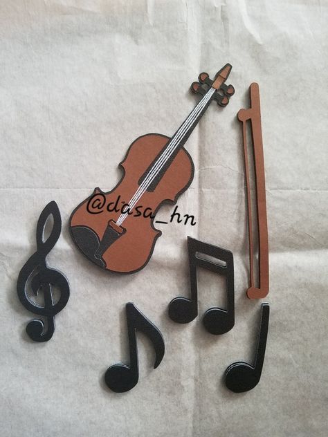 #caketopper #violín #manualidades Cardboard Decor, Felt Plushies, Music Party Decorations, Music Activities For Kids, Creative School Project Ideas, Ideas Regalos, Quince Ideas, Music Party, Music Activities