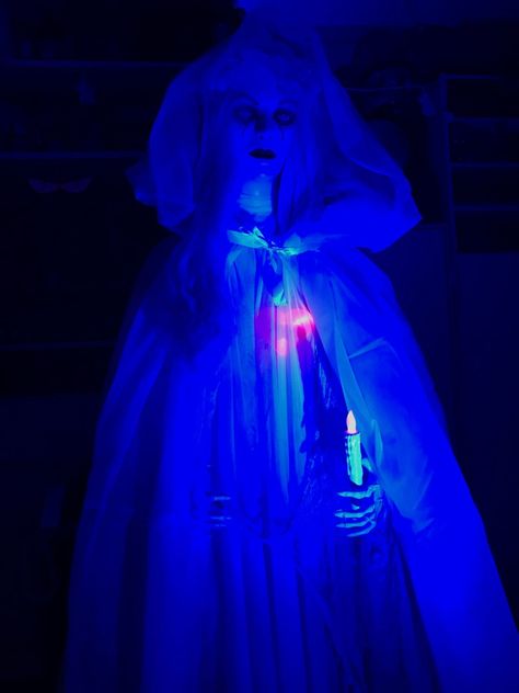 How I Made a Haunted Mansion Inspired, Life-Sized Bride Figure to Haunt My Own Home Haunted Mansion Halloween Decor Diy, Diy Haunted Mansion, Haunted Mansion Bride, Hunted Mansion, Halloween Iv, Haunted Mansion Costume, Haunted Mansion Party, Haunted Mansion Decor, Disney Halloween Decorations