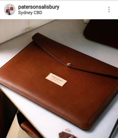 Handmade leather envelope case by Paterson Salisbury / A stylish envelope case, tapered to fit the Macbook, Macbook Air, or un-tapered for a Macbook Pro. Take your laptop, diary, notepad, pens etc. #envelope_case #case #macbook_case #laptop_case #notepad_case #documents_carrier #bussiness #stylish #leather #brown #patersonsalisbury #australian Leather Macbook Case, Leather Laptop Sleeve, Leather Ipad Case, Leather Laptop Case, Leather Bag Pattern, Leather Briefcase Men, Leather Ideas, Leather Envelope, Zip Purse