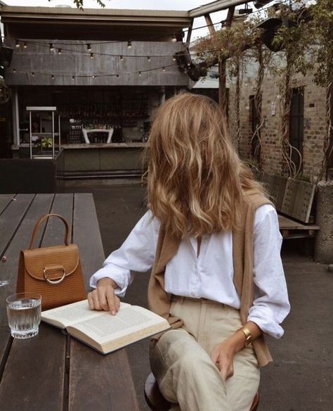 Parisian Outfits, Style Parisienne, An Open Book, Jeanne Damas, 2020 Style, Paris Mode, Looks Street Style, Reading A Book, Open Book