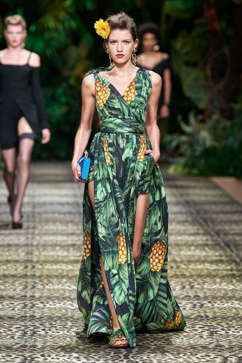 Dolce & Gabbana ready-to-wear spring/summer 2020 - Vogue Australia Dolce And Gabbana Fashion, Carmen Miranda, Tropical Fashion, Catwalk Fashion, Womenswear Fashion, Dolce E Gabbana, Fashion Show Collection, Fashion 2020, Vogue Paris