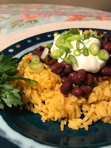 Black Beans & Yellow Rice (Quick Version) Yellow Rice And Black Beans Recipe, Cook Rice, Quick Side Dishes, Rice Side, Rice Chicken, Yellow Rice, Hispanic Food, Brain Food, Rice Dishes