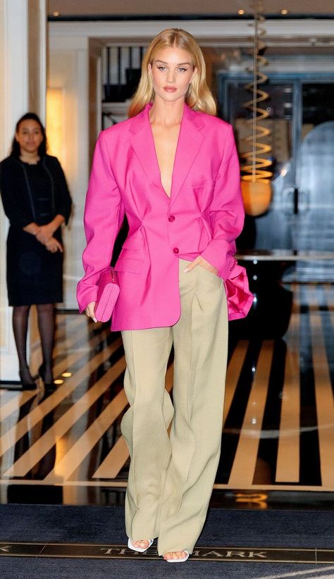 Best Rosie Huntington-Whiteley outfit in a blazer and pants Rosie Huntington Whiteley Style, Rosie Hw, Mode Zara, Trend Forecast, Rosie Huntington, Looks Party, Fashion Fail, Huntington Whiteley, Looks Street Style