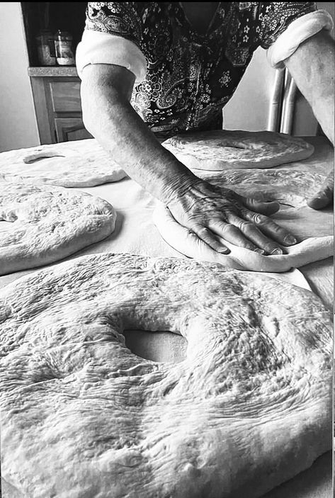 Cooking With Grandma Aesthetic, Italian Mother Aesthetic, Vintage Italian Photos, Grandma Cooking Aesthetic, Grandma Cooking Photography, Italian Grandmother Aesthetic, Italian Nonna Aesthetic, Italian Culture Aesthetic Food, Italy Food Photography