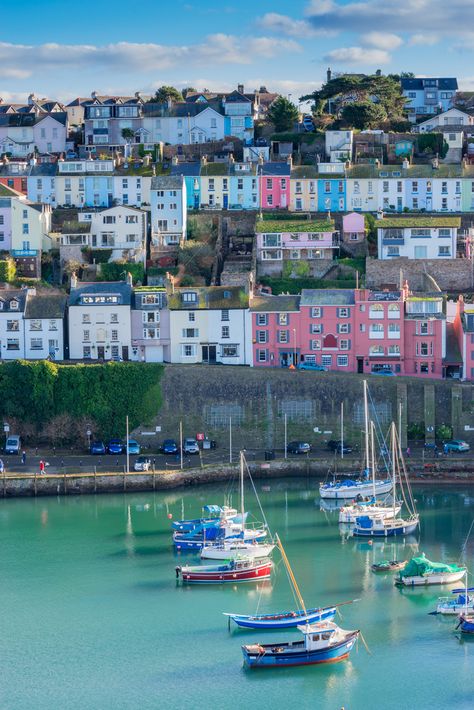 A thriving arts scene, excellent seafood and unique attractions are all waiting for you in the charming South #Devon harbour town of #Brixham 💙 Country Living Uk, British Seaside, Harbour Town, Devon And Cornwall, Uk Holidays, Devon England, Cornwall England, Romantic Destinations, Seaside Towns