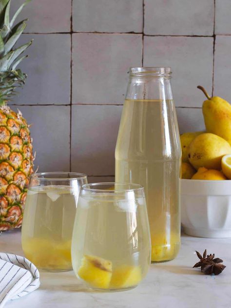 Pineapple Water Recipe, Pineapple Detox, Pineapple Water, Pineapple Drinks, Detox Juice Recipes, Hydrating Drinks, Healthy Drinks Recipes, Fat Burner Drinks, Flavored Drinks