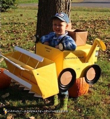 Cutest Combine Harvester Driver Costume Toddler Boy Halloween Costumes Diy, Boy Halloween Costumes Diy, Tractor Costume, Homemade Halloween Costumes For Kids, Halloween Costumes Unique, Boxing Halloween Costume, Boys Halloween Costumes Diy, Sibling Halloween Costumes, Toddler Boy Halloween Costumes