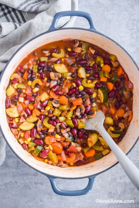 Meatless Vegetable Chili Chili With Vegetables, Vegetable Chilli Recipe, Vegetable Chilli, Meatless Soup Recipes, Vegetable Chili Recipe, Spicy Broth, Meatless Chili, Quinoa Chili, Vegetable Chili