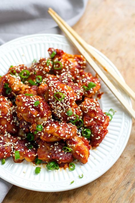 Korean spicy chicken (inspired by KFC - Korean Fried Chicken) - paleo, gluten-free, low-sugar recipe #koreanchicken #chicken #spicychicken #chickenrecipes #paleo #glutenfree #lowsugar #healthy Korean Chicken Recipe, Chicken Recipe Healthy, Chilli Chicken Recipe, Chicken Lunch, Paleo Chicken Recipes, Spicy Chicken Recipes, Korean Chicken, Ayam Bakar, Paleo Recipe