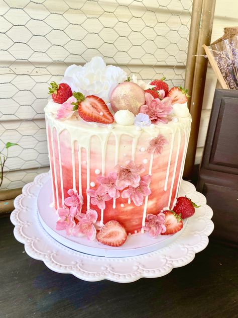 Strawberry Shortcake Decorated Cake, Birthday Cake Ideas With Strawberries, Cake Ideas Strawberry, Strawberries And Cream Birthday Cake, Sweet 16 Strawberry Cake, Strawberry And Cream Birthday Cake, Cake Decorating With Strawberries, Green Cake With Strawberries, Beautiful Strawberry Cake