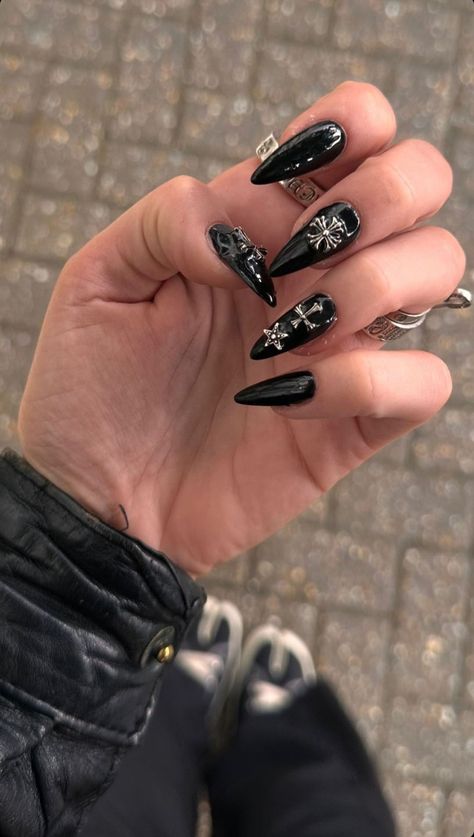 Grunge Nails Ideas, Black And Silver Nails Ideas, Acubi Nails, God Of Ruin, Winter Nail Art Designs, Peony Aesthetic, Nail Academy, Asian Nails, Black Acrylic Nails