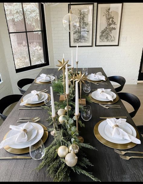 Christmas Decorations Dinner Table, Elegant Christmas Table Decor, Christmas Table Inspiration, Buffet Displays, Elegant Christmas Table, Christmas Dining Room Table, Christmas Table Decor Ideas, Christmas Dinner Decorations, Christmas Dinner Table Settings