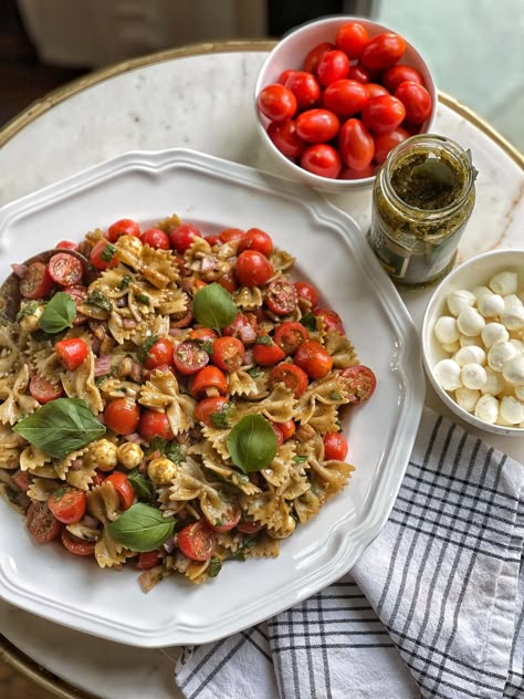 This Light Pesto Caprese Pasta Salad is the perfect summer side dish.  Pasta with fresh tomatoes, basil, shallots, mozzarella, pesto and balsamic vinegar combine to make this the most delicious salad.  This recipe is easy enough to throw together for lunch meal prep with only a handful of ingredients, but flavor-packed enough to take to a BBQ.  Serve this alongside lean grilled protein for the perfect meal prep. Grilled Protein, Pasta With Fresh Tomatoes, Ww Ideas, Meal Prep Menu, Fresh Tomato Pasta, Caprese Pasta Salad, Super Salads, Gluten Free Vegetarian Recipes, 2b Mindset