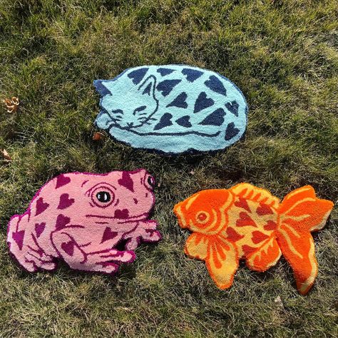 Goldfish Rug, Tufted Art, Frog Wall Decor, Rug Punching, Tuft Rugs, Frog Heart, Maximalist Wall Decor, Tufted Wall, Abstract Art Projects