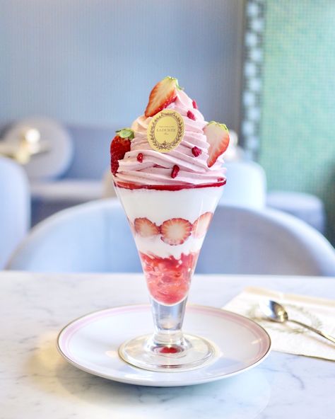 LADUREE Kyoto Shijo/Best-Seller Parfait With Two Kinds Of Cream & Many Strawberries! Strawberry Parfait, Parfait Desserts, Parfait Recipes, Whip Cream, Japanese Dessert, Tasty Baking, Ice Cream Sundae, Recipes From Heaven, Pampered Chef