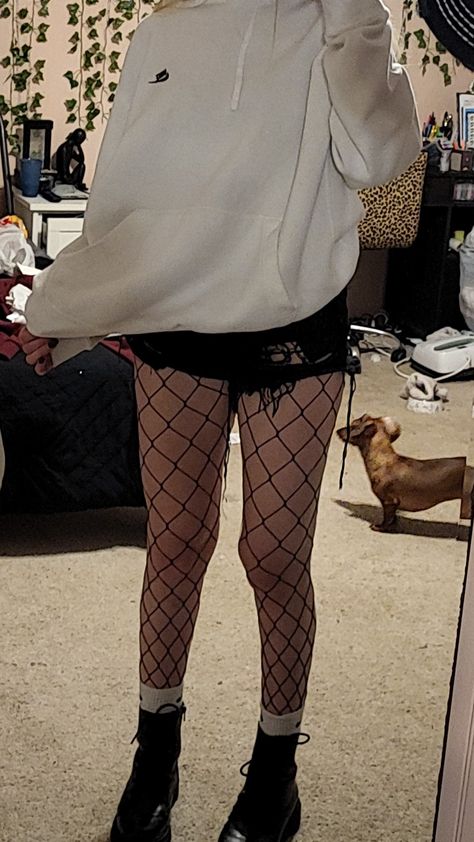 Fishnets Shorts Outfit, Shameless Clothes, Fishnets With Shorts, Personal Rebranding, Punk Summer Outfits, Fishnet Stockings Outfit, Chubby Girl Outfits, Black Top Outfit, Fishnet Outfit