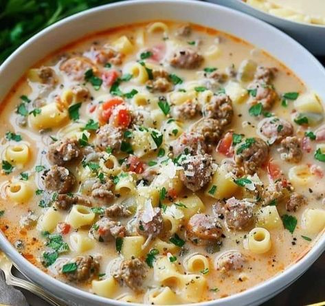 Sausage Soup Healthy, Quick Soup Recipes, Sausage Soup Recipes, Quick Soup, Italian Sausage Soup, Soup Healthy, Fall Soup Recipes, Creamy Parmesan, Sausage Soup