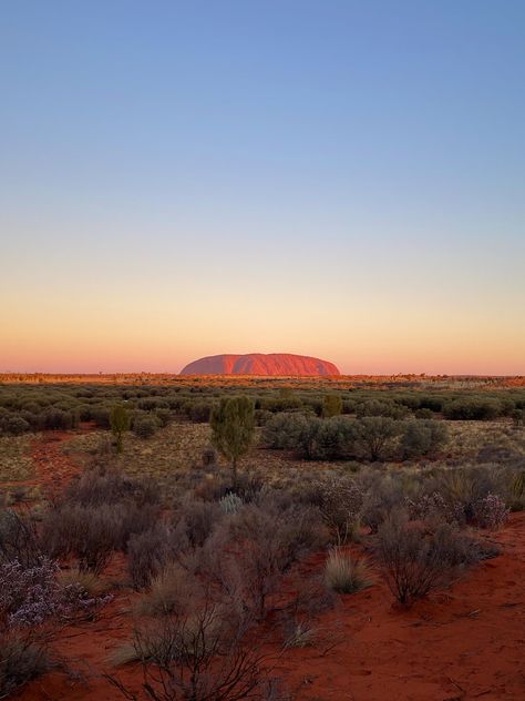 The outback, Australië #australia #uluru #outback #roadtrip #roadtripaustralia #australiatravel #mountains Beautiful Places Australia, Trip Around Australia, Australia Aesthetic Outback, Road Trip Around Australia, Travelling Around Australia, Travelling Australia Aesthetic, Australia Outback Aesthetic, Life In Australia Aesthetic, Outback Australia Aesthetic