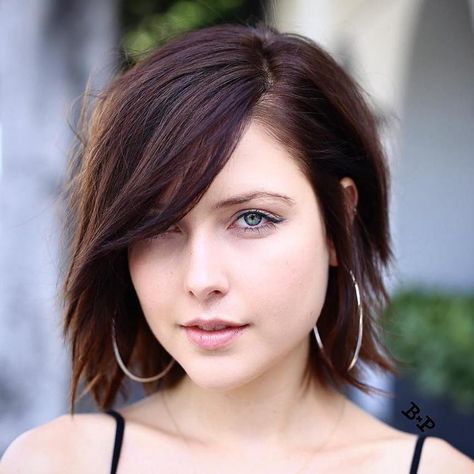 Choppy Bob With Side Bangs Brunette Bob Haircut, Brunette Bob, Choppy Bob Hairstyles, Bob Haircut With Bangs, Bob Haircut For Fine Hair, Bob Hairstyles For Fine Hair, Fresh Hair, Short Bob Haircuts, Alternative Hair