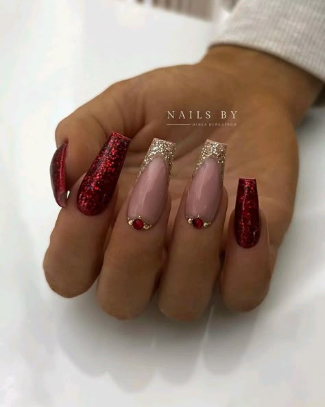 Cute Winter Nails, Burgundy Nail Designs, Nail Art Noel, Red And Gold Nails, Festive Nail Designs, Gold Acrylic Nails, Gold Nail Polish, Gold Nail Designs, Red Christmas Nails