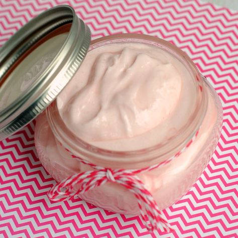 Peppermint Body Butter, Peppermint Lotion, Homemade Lotions, Body Butter Recipe, Easy Diy Beauty Products, Diy Moisturizer, Homemade Body Butter, Beauty Tutorial, Diy Body Butter