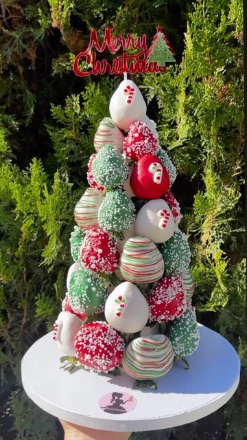 Silvi Sargsyan 🇦🇲🇺🇸 on Instagram: "CHRISTMAS strawberry tower 🎄🎅🏻🍓 🎅🏻🎄For orders write DM 💌 or contact 📱818-452-8480 Hurry to make your Christmas preorders #strawberrytower #strawberrytowers #macarontower #sweetsixteen #eventplanning #partydesserts #eventdesserts #ınstagood #reeloftheday #macaroncake #macaronlover #strawberrybouquet" Chocolate Covered Strawberry Christmas Tree, Christmas Tree Strawberries, Christmas Desserts Strawberry, Christmas Strawberry Tower, Decorative Christmas Desserts, Christmas Theme Chocolate Covered Strawberries, Christmas Themed Chocolate Strawberries, Xmas Strawberries, Christmas Chocolate Strawberries