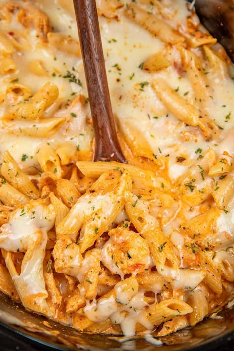 Crock Pot Italian Chicken Pasta - chicken breasts are slow-cooked to perfection in a savory blend of garlic, onion, and Italian seasonings, then smothered in a creamy duo of marinara and Alfredo sauces. Tossed with al dente penne pasta and topped with gooey melted mozzarella cheese, this dish is a guaranteed crowd-pleaser. Perfect for busy weeknights or cozy family dinners. Crock Pot Italian Chicken, Chicken Breast Pasta, Crock Pot Italian, Italian Chicken Crockpot, Italian Chicken Pasta, Crockpot Chicken And Noodles, Creamy Italian Chicken, Chicken Breast Crockpot Recipes, Crockpot Pasta