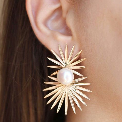 Yellow Gold and Pearls Earrings Modern Pearl Earrings, Gold And Pearls, Fresh Flower Jewelry, Pearls Earrings, Ankle Jewelry, Funky Earrings, Jewelry Design Earrings, Earrings Inspiration, India Jewelry