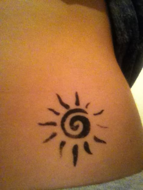 want want want Belly Button Henna Tattoo, Henna Tattoo Inspiration, Cute Summer Henna, Beachy Henna, Summer Henna, Fearless Tattoo, Small Henna Tattoos, Small Henna Designs, Cute Henna Designs