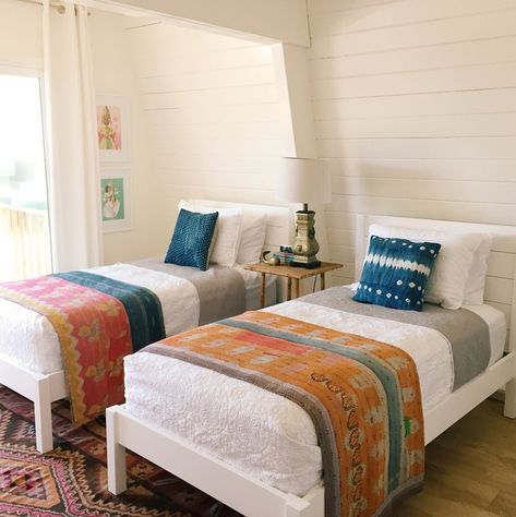 Before + After: A 1970s Beach House Transformed - Front + Main 1970s Beach, Retro Beach House, Bed Setup, Beach House Room, Beach Lodge, California Retro, Beach House Furniture, Beach Bungalow, Tropical Home Decor