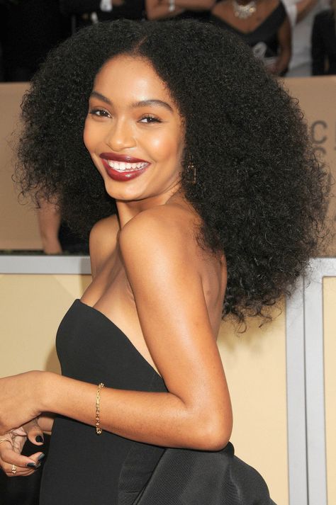 Healthy Black Hair, Natural Hair Woman, Yara Shahidi, Afro Textured Hair, Celebrity Hair, Sag Awards, Celebrity Beauty, Celebrity Red Carpet, On The Red Carpet