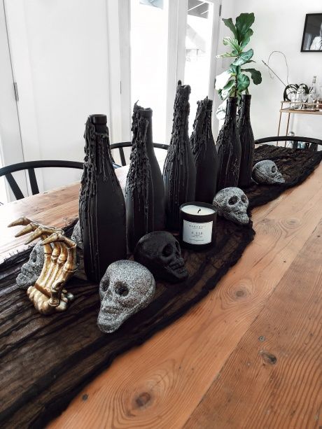 Creepy But Chic Halloween Decor Scary Inside Halloween Decorations, Voodoo Decor, Goth Apartment, Décoration Table Halloween, Halloween Anniversary, Chic Halloween Decor, Table Halloween, Halloween Decor Diy, Diy Halloween Decor