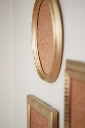 DIY Framed Cork Boards Tutorial Cool Cork Board Ideas, Diy Framed Cork Board, Diy Corkboard, Desk Cheap, Cork Board Ideas, Office Desk Organization, Cork Placemats, Diy Cork Board, Cork Sheet