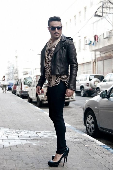 The mustache wins !!! Mens Heels, Male Wears, Men Wearing High Heels, Men High Heels, Genderless Fashion, Men In Heels, Androgynous Fashion, Muscle Men, High Heel Boots