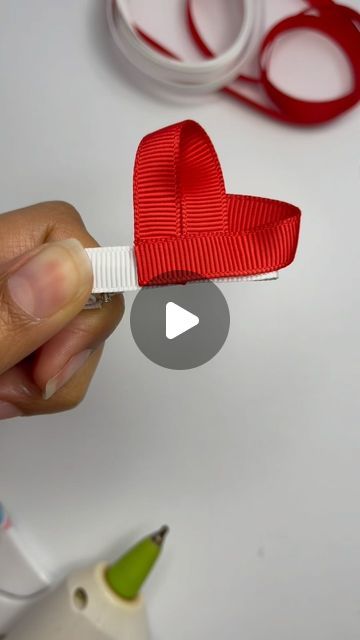 Hair Clip Tutorial, Heart Shaped Hair, Valentine Hair Bows, Valentine Hair, Hearts Valentines Day, Hair Bow Tutorial, Organizing Hair Accessories, Hair Clips Diy, Bow Tutorial