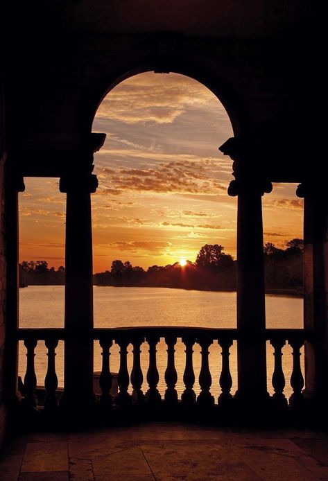 Sunset Castle Aesthetic, Balcony Castle, Dawn Court Aesthetic, Castle Balcony, Sunset House, Hever Castle, Balcony View, Castle Aesthetic, Aesthetic Nature